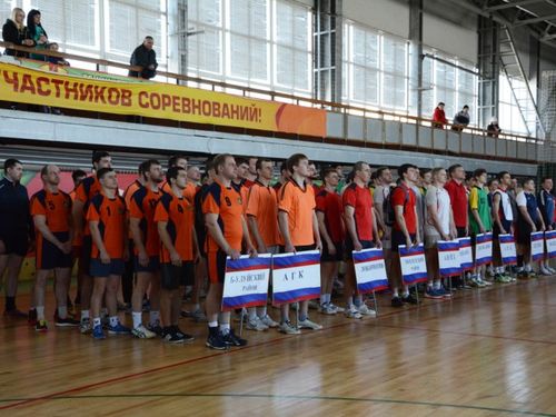 10 команд волейболистов сражаются за кубок председателя Ачинского горсовета