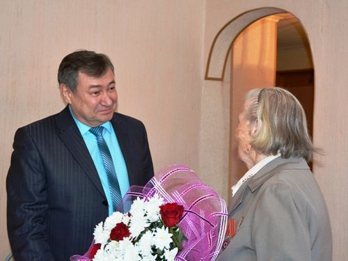 Сегодня Глава города Илай Ахметов встретился с ветераном Великой Отечественной войны Алевтиной Михайловной Еремеевой