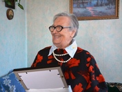 Долгожительница Ачинска принимает поздравление с Днём рождения