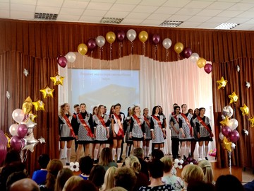 1500 выпускников, традиционный вальс и трогательные поздравления: в Ачинске отпраздновали окончание учебного года