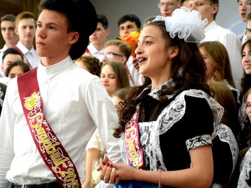 1500 выпускников, традиционный вальс и трогательные поздравления: в Ачинске отпраздновали окончание учебного года