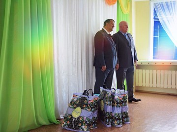 Депутаты Ачинского горсовета поздравили юных ачинцев с предстоящим праздником