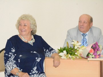 Члены фракции «Единая Россия» поздравили семейные пары Ачинска, проживших вместе золотые «полвека» 