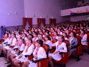  Городские власти поздравляют с 20-летием Ачинскую Мариинскую гимназию