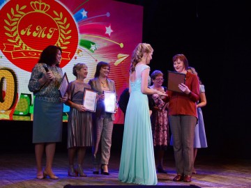  Городские власти поздравляют с 20-летием Ачинскую Мариинскую гимназию
