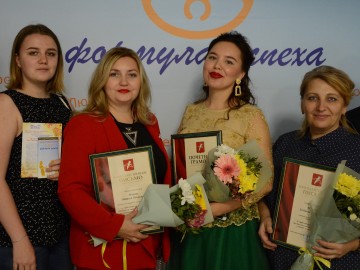 День учителя в Ачинске: праздничный концерт, море цветов, личные поздравления и чествование лучших педагогов 