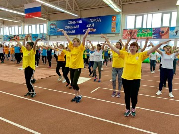 Спортивный азарт и воля к победе: педагоги Ачинска поборются за лидерство в муниципальном этапе краевой спартакиады работников образования 