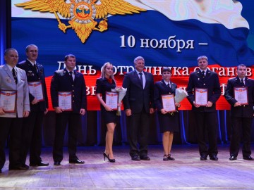 День полиции в Ачинске: более 60 профессиональных наград, праздничный концерт и слова благодарности за честь и отвагу 