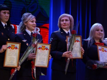 День полиции в Ачинске: более 60 профессиональных наград, праздничный концерт и слова благодарности за честь и отвагу 