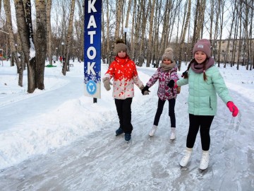 Катания на коньках и зимние забавы: в Ачинске заработали катки в сквере «Металлургов» и парке Победы