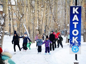 Катания на коньках и зимние забавы: в Ачинске заработали катки в сквере «Металлургов» и парке Победы