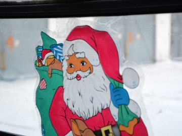 С новогодними песнями, стихами и сказочными персонажами: в Ачинске вышли на линию праздничные трамваи