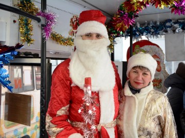 С новогодними песнями, стихами и сказочными персонажами: в Ачинске вышли на линию праздничные трамваи