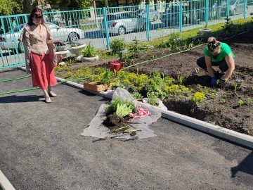 Председатель Ачинского городского Совета депутатов Сергей Никитин проверил начало работ по благоустройству школьных дворов