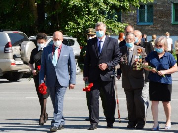 День памяти и скорби: городские власти Ачинска возложили цветы к мемориалу «Скорбящая мать» (ФОТОРЕПОРТАЖ)