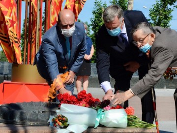 День памяти и скорби: городские власти Ачинска возложили цветы к мемориалу «Скорбящая мать» (ФОТОРЕПОРТАЖ)
