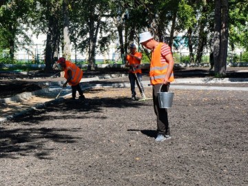 Городские власти проинспектировали ход реновации площади ДК и сквера по ул. Зверева