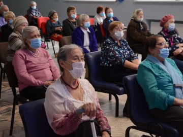 Депутаты Ачинского городского Совета поздравили жителей старшего поколения с Днём пожилого человека