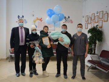 В Ачинске состоялась торжественная выписка 10000 малыша из перинатального центра