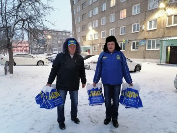 Депутаты фракции ЛДПР в городском Совете продолжают раздавать новогодние подарки
