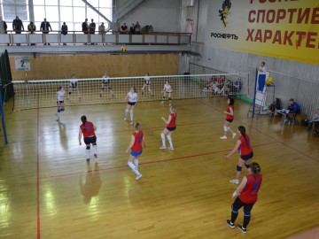В Ачинске стартовал пятый ежегодный турнир по волейболу на кубок председателя городского Совета депутатов Сергея Никитина
