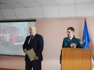 Вручение профессиональных наград и присвоение очередных званий: в Ачинске поздравили пожарных