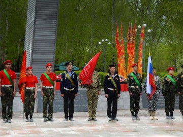 14 тысяч километров по России: через Ачинск пронесли Знамя Победы